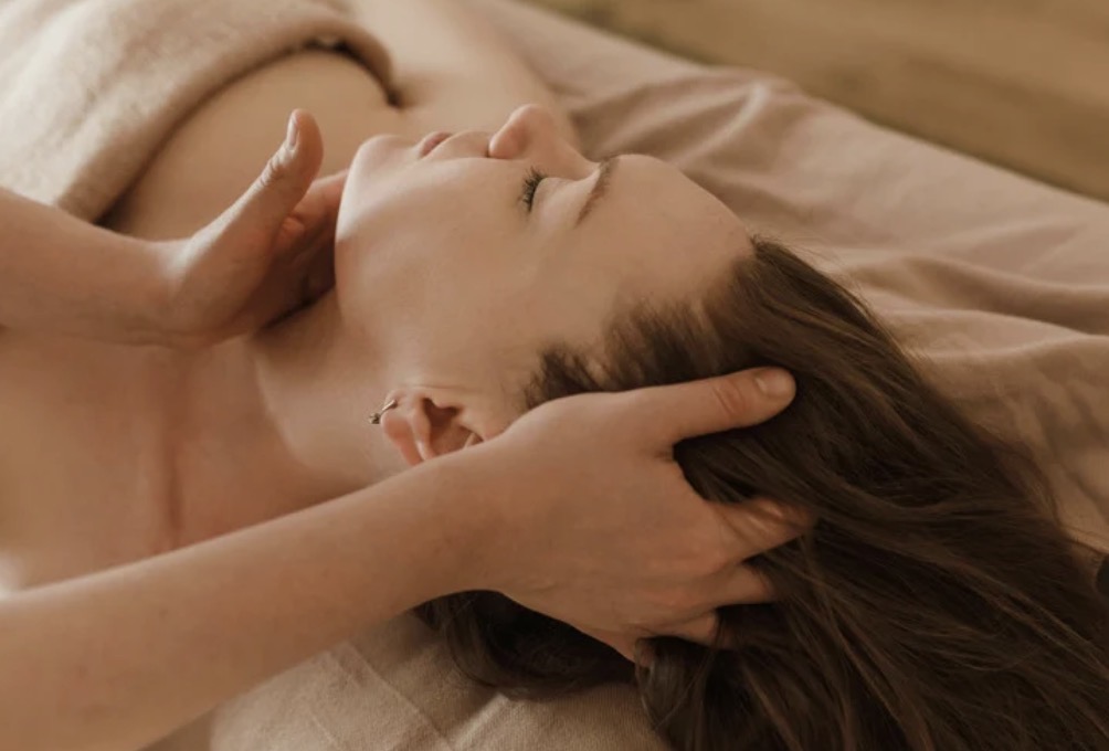 Lugn rofylld och avslappnande ansiktsbehandling friskvård Forshaga avslappning och mental hälsa skalpmassage ansiktsmassage stressreducering studio bellus Felicia Cederstedt